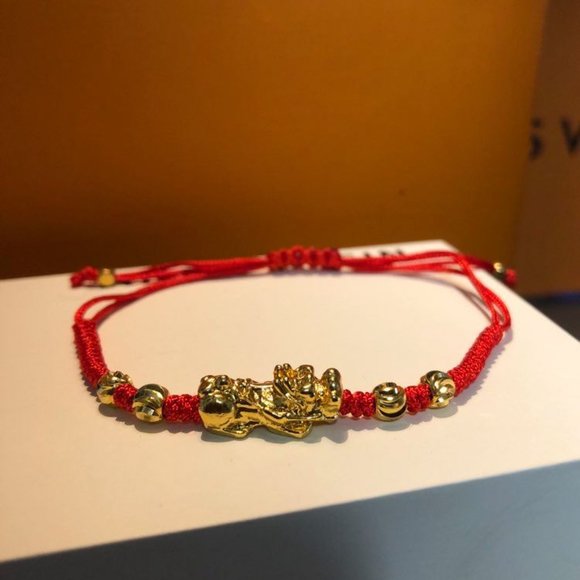 Pixiu Adjustable thread bracelet in red or black - Picture 2 of 3